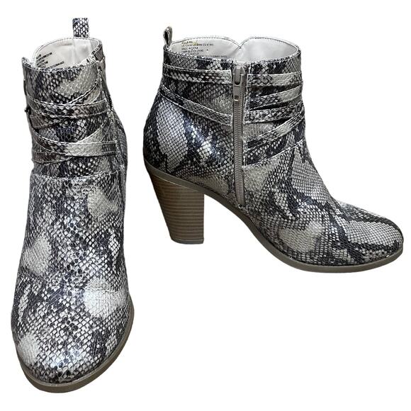 JustFab Willa Snake Print Heeled Buckle Booties Ankle Boots White Gray Size 10 - Picture 1 of 12